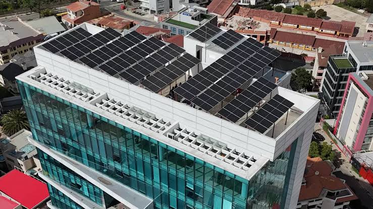 Paneles solares en el edificio del Banco Unión